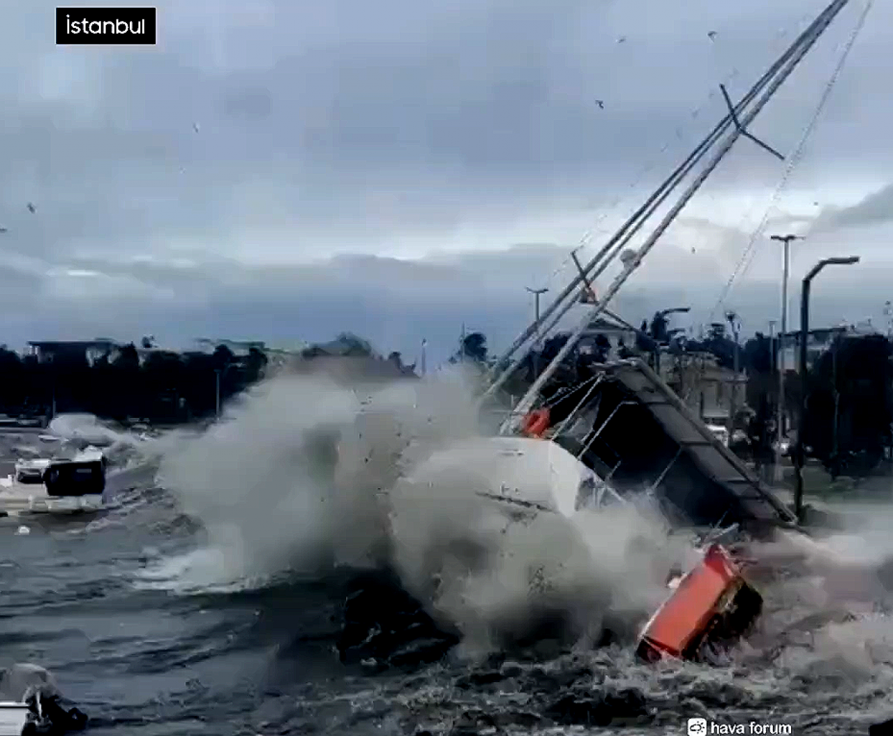 Lodos vurdu, lüks tekneler Tuzla’da tuzla buz oldu! Onlarca tekne suya gömüldü
