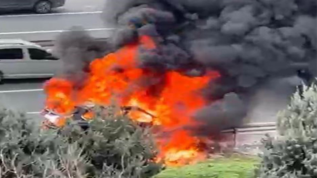 Lüks araç seyir hakindeyken alev topuna döndü