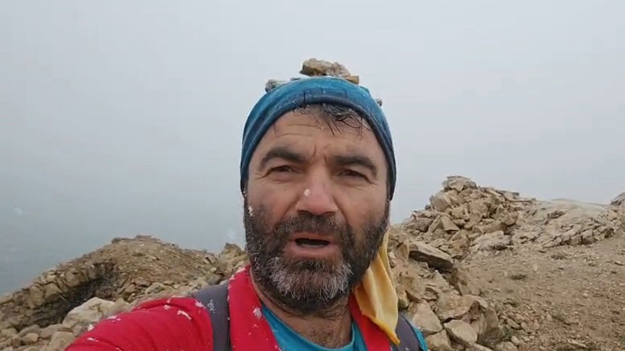 Makam Dağı’nda nisan sürprizi! Bahar çiçekleri açarken zirvede kar başladı