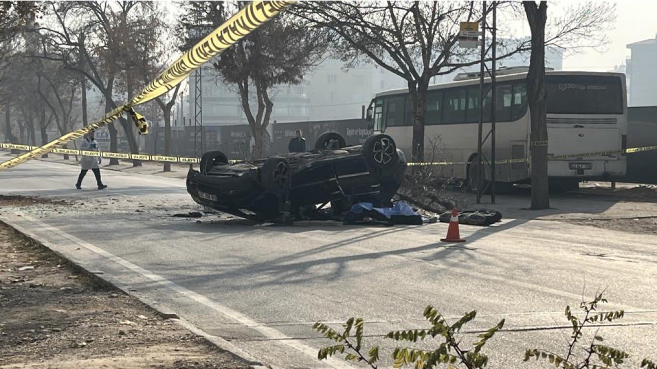 Makas atıp ağaca çarpınca takla attı otomobildeki yolcu öldü