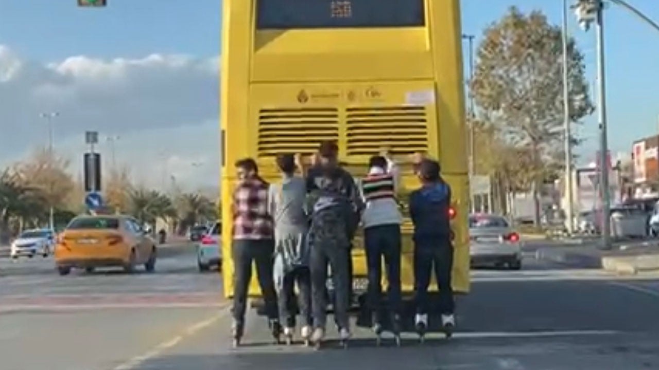 Maltepe’de akıl almaz görüntü! Patenli gençler yürekleri ağızlara getirdi