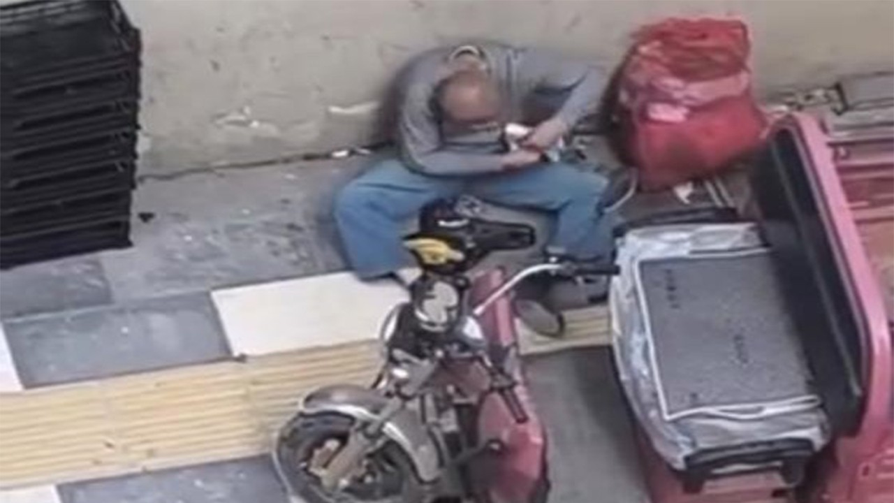 Mardin’de dilencinin para saydığı anlar kameraya yakalandı