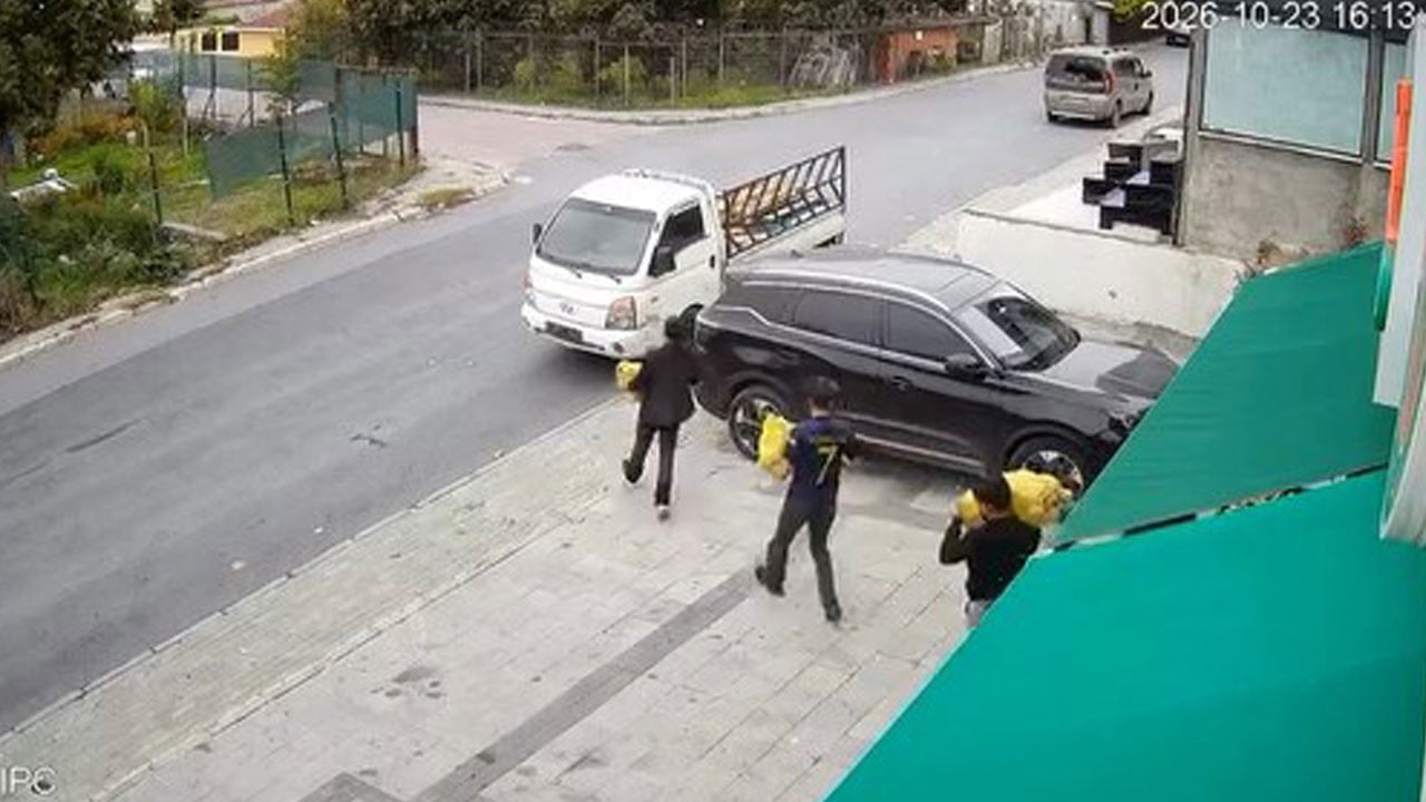Marketin önüne kamyonetle geldiler! Yaklaşık 200 kilo patatesi çalıp böyle kaçtılar