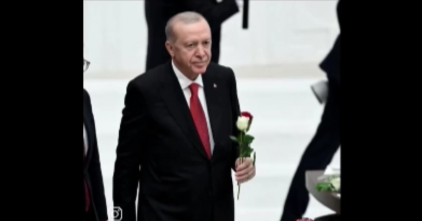 Meclis'te dikkat çeken anlar! Devlet Bahçeli Cumhurbaşkanı Erdoğan'a anlamlı hediye... Meclis ayağa kalktı