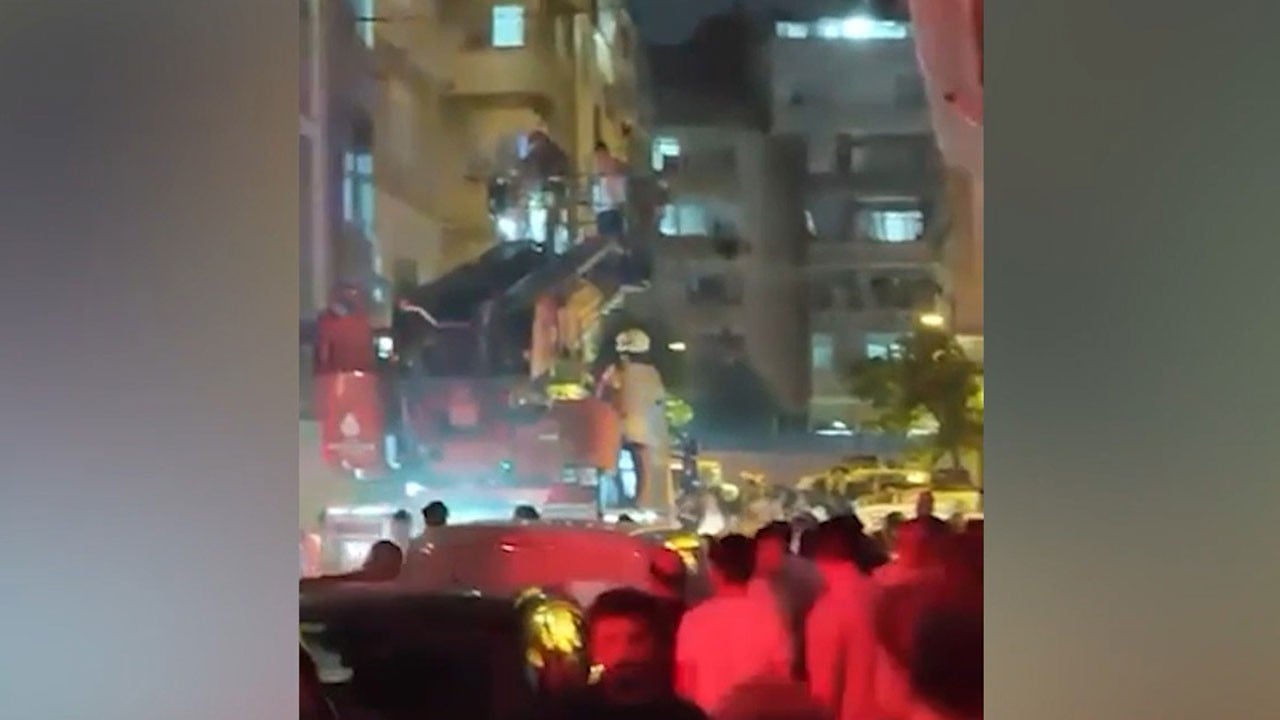 Merdivenler dumanla kaplandı! Zeytinburnu’nda 5 kişi mahsur kaldı