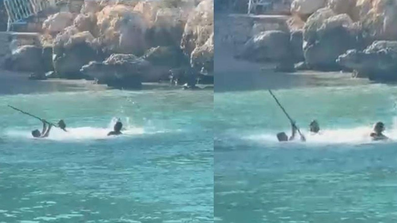 Mersin’de şaşırtan görüntü! Denizin ortasında sopalı kavga kamerada