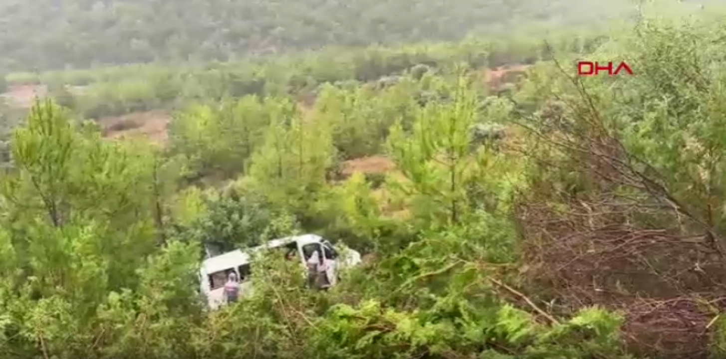 Mersin’de yağışlı hava kazaya davetiye çıkardı! Minibüs bahçeye uçtu: 1’i ağır 17 yaralı