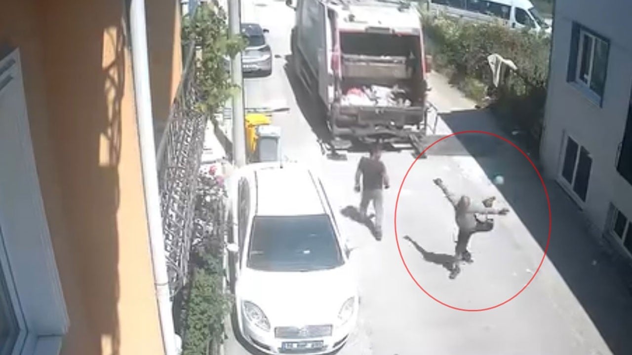 Mesai başında renkli anlar! Temizlik görevlileri buldukları topla şov yaptı