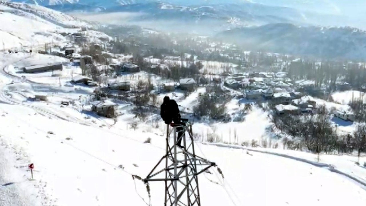 Metrelerce yüksekte çalışıyorlar! Dondurucu soğukta kesintisiz mesai