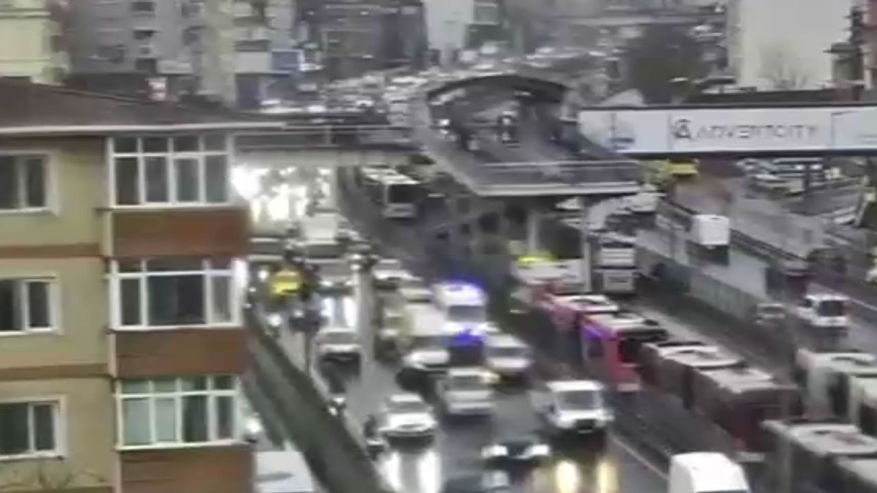 Metrobüsler çarpıştı! Yaralılar var