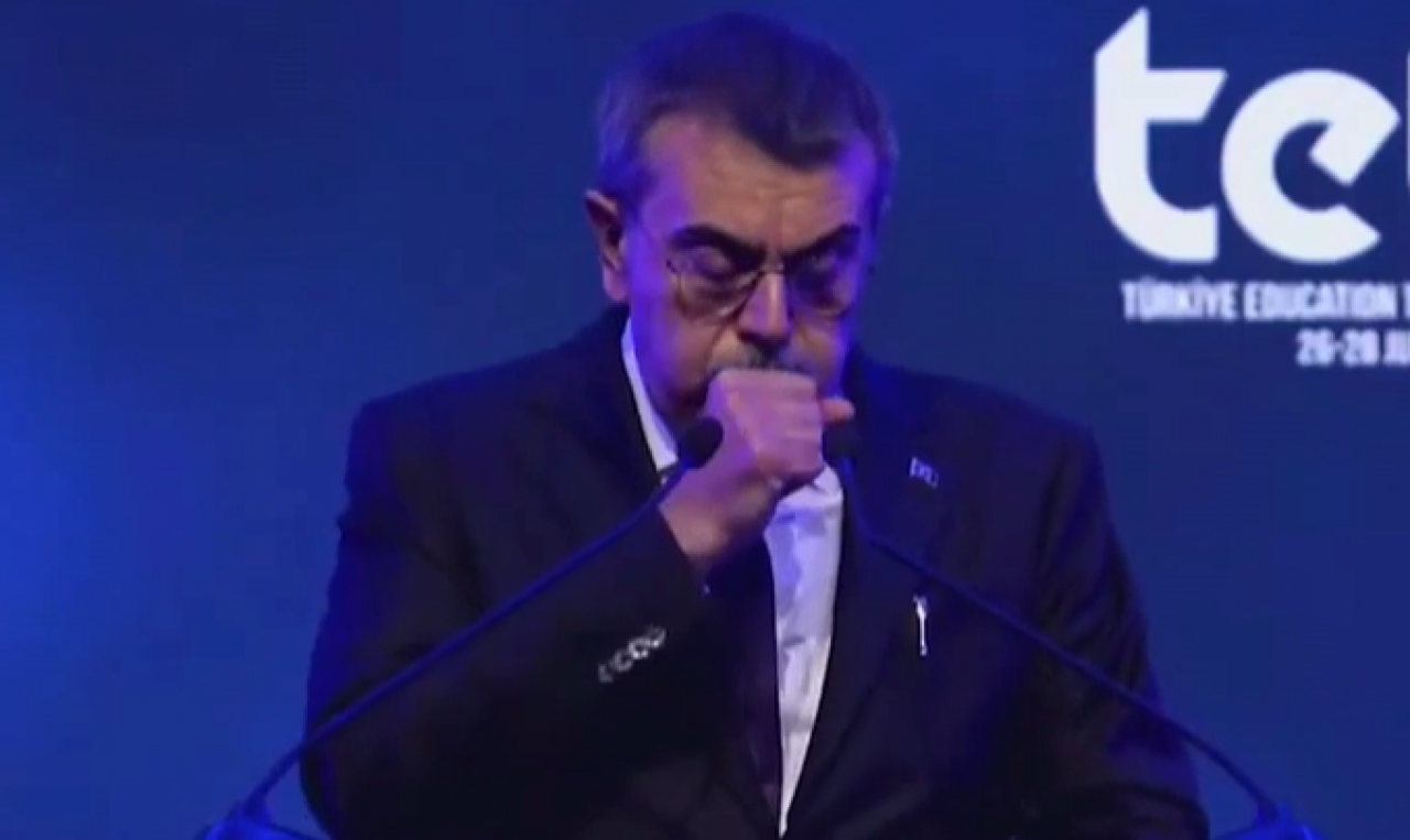 Milli Eğitim Bakanı Yusuf Tekin'den kürsüde imrenilecek hareket! Sünnete riayet edip suyu oturarak içti!