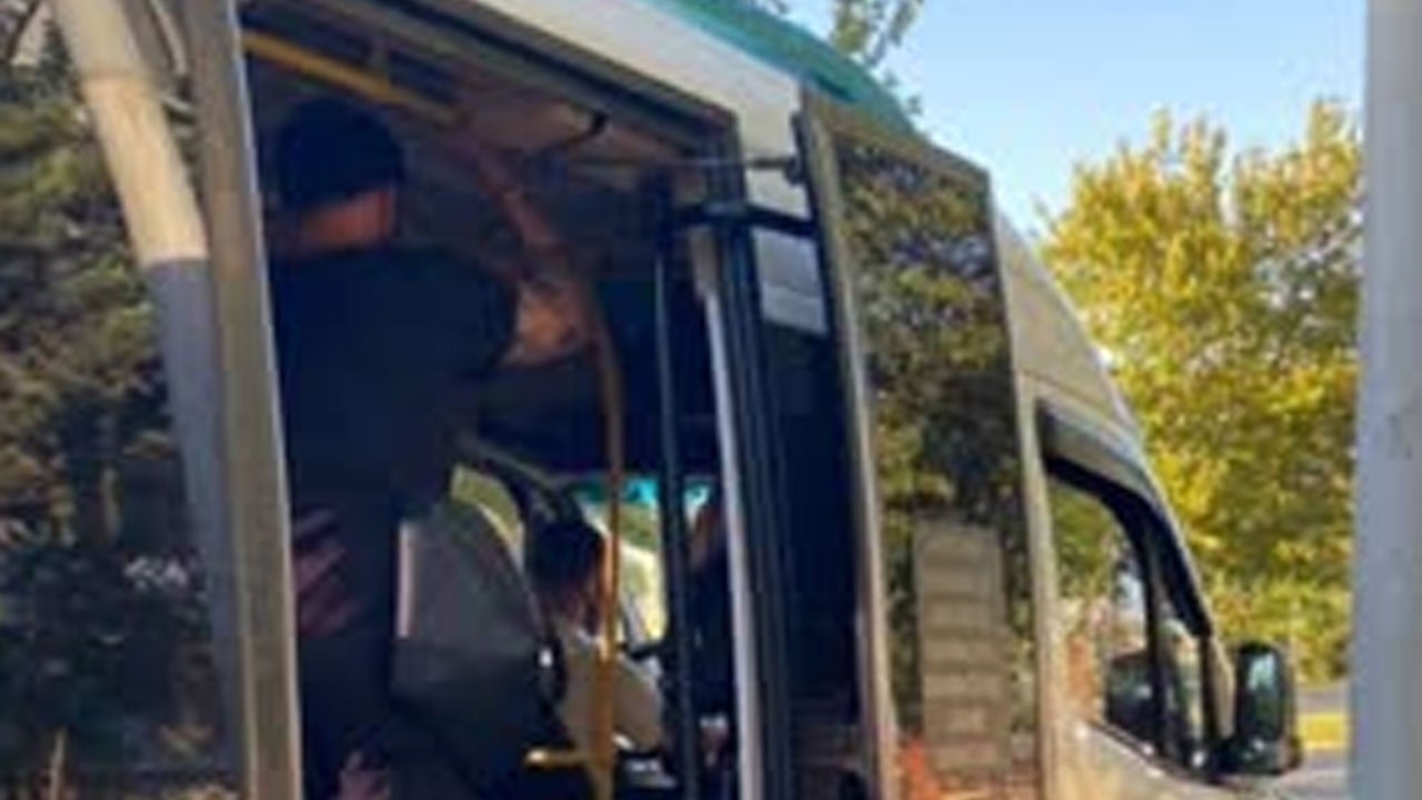 Minibüs şoförü mü maganda mı! Kart basmadığını iddia ettiği öğrencilere küfür etti