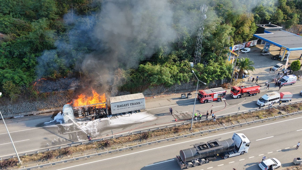Mobilya yüklü TIR alev topuna döndü! Patlamalar Karadeniz Sahil Yolu'nu ulaşıma kapattı