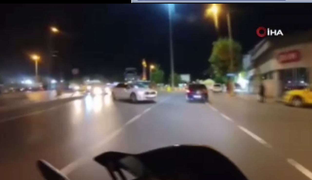 Motosiklet otomobille çarpıştı! İki genç ölümden böyle döndü