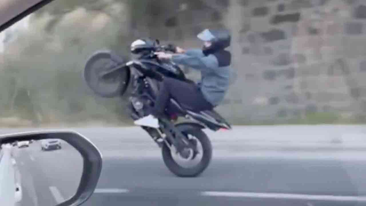 Motosikletiyle akrobatik hareketler yapan sürücüye 250 bin lira ceza