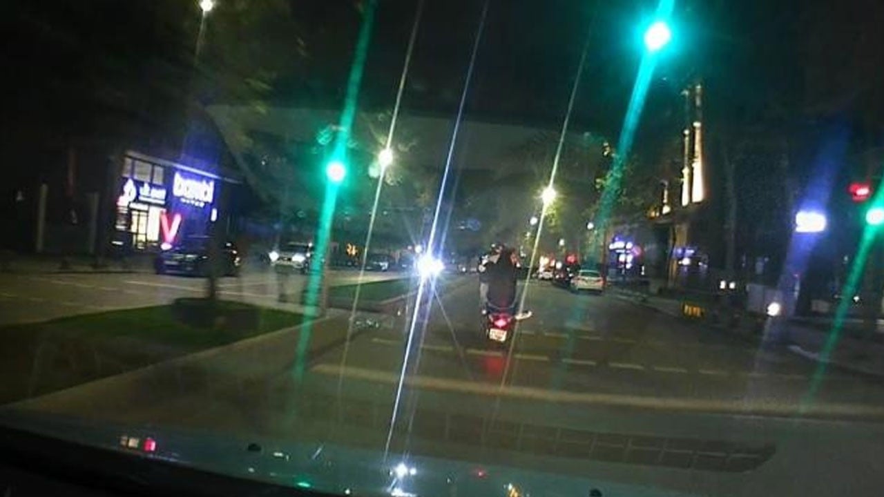 Motosikletle ön kaldırdı, kazaya davetiye çıkardı