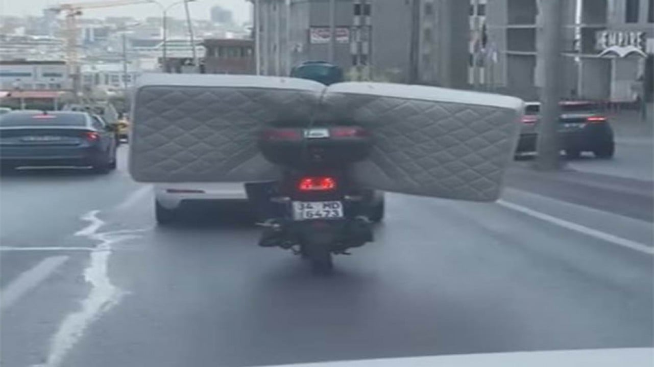 Motosikletle yatak taşıyarak trafiği tehlikeye attı