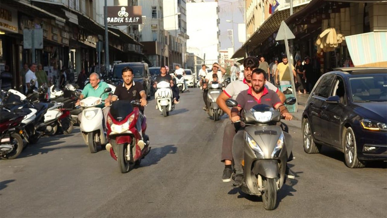 Motosikletli kentte otomobil arkalarda kaldı