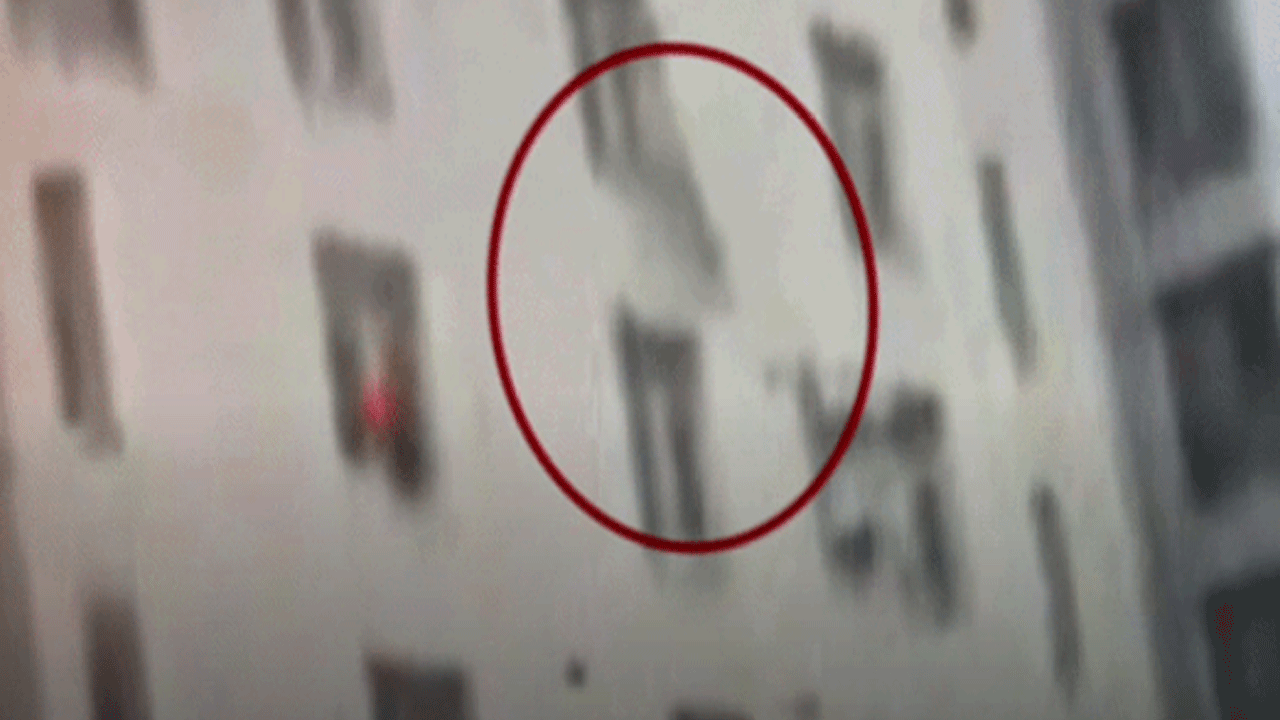 Mucize kurtuluş kamerada: 7. kattan düştü kaburgası kırıldı!