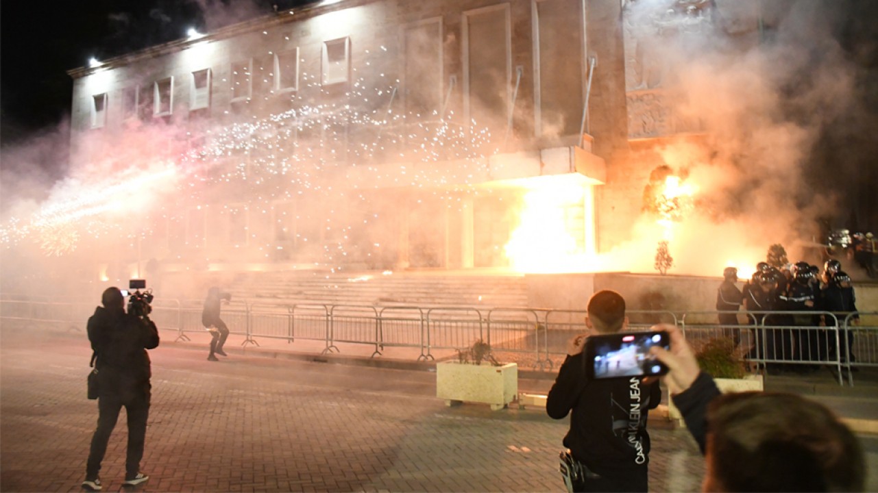 Muhalefetin çağrısıyla sokağa indiler! Başbakanlık konutu ateşe verildi