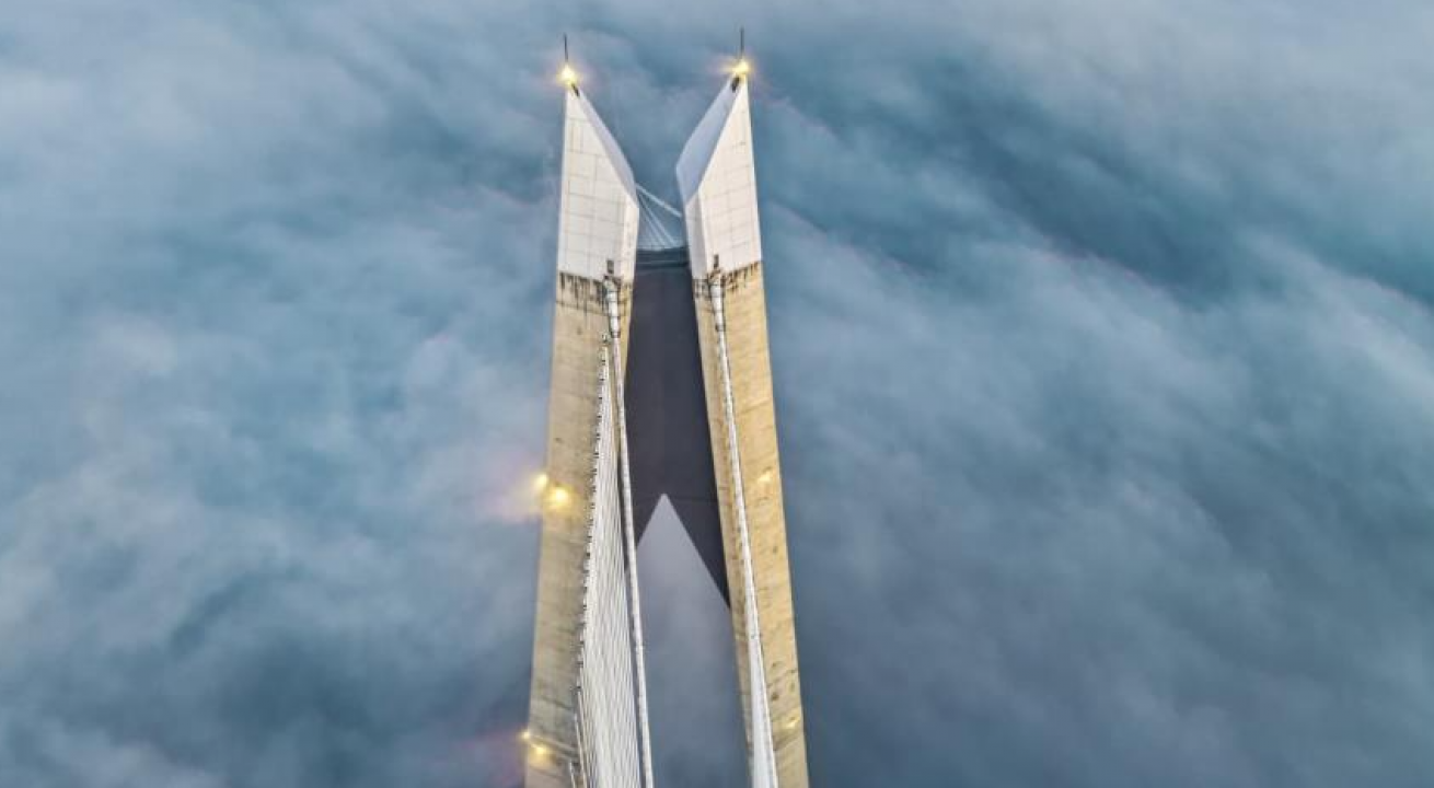 Mühendislik ve doğanın eşsiz uyumu: İstanbul'da sisli gün doğumu