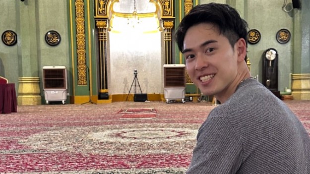 Müslüman değil ama İslam'ı tanıtıyor! İşte herkesin konuştuğu o fenomen