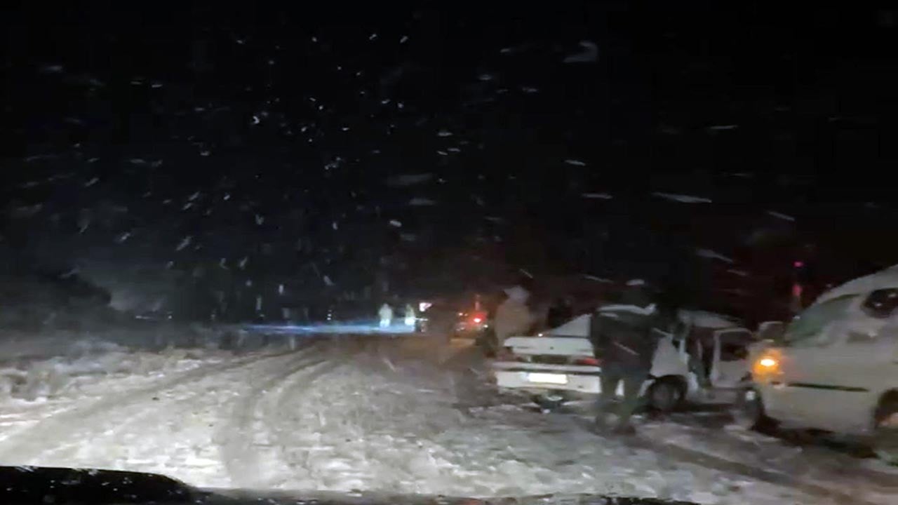 Muş'ta kar ve tipide mahsur kalan 13 kişi kurtarıldı