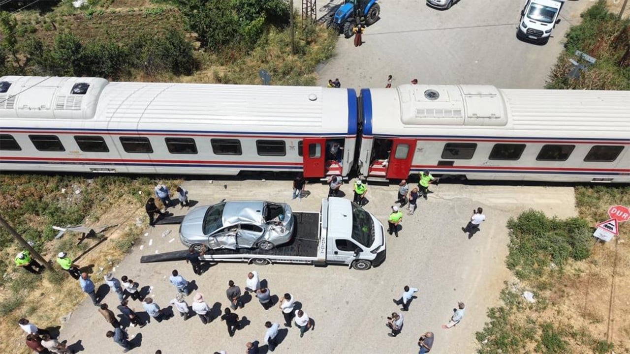 Muş'ta tren hemzemin geçitte otomobile çarptı: 3 yaralı