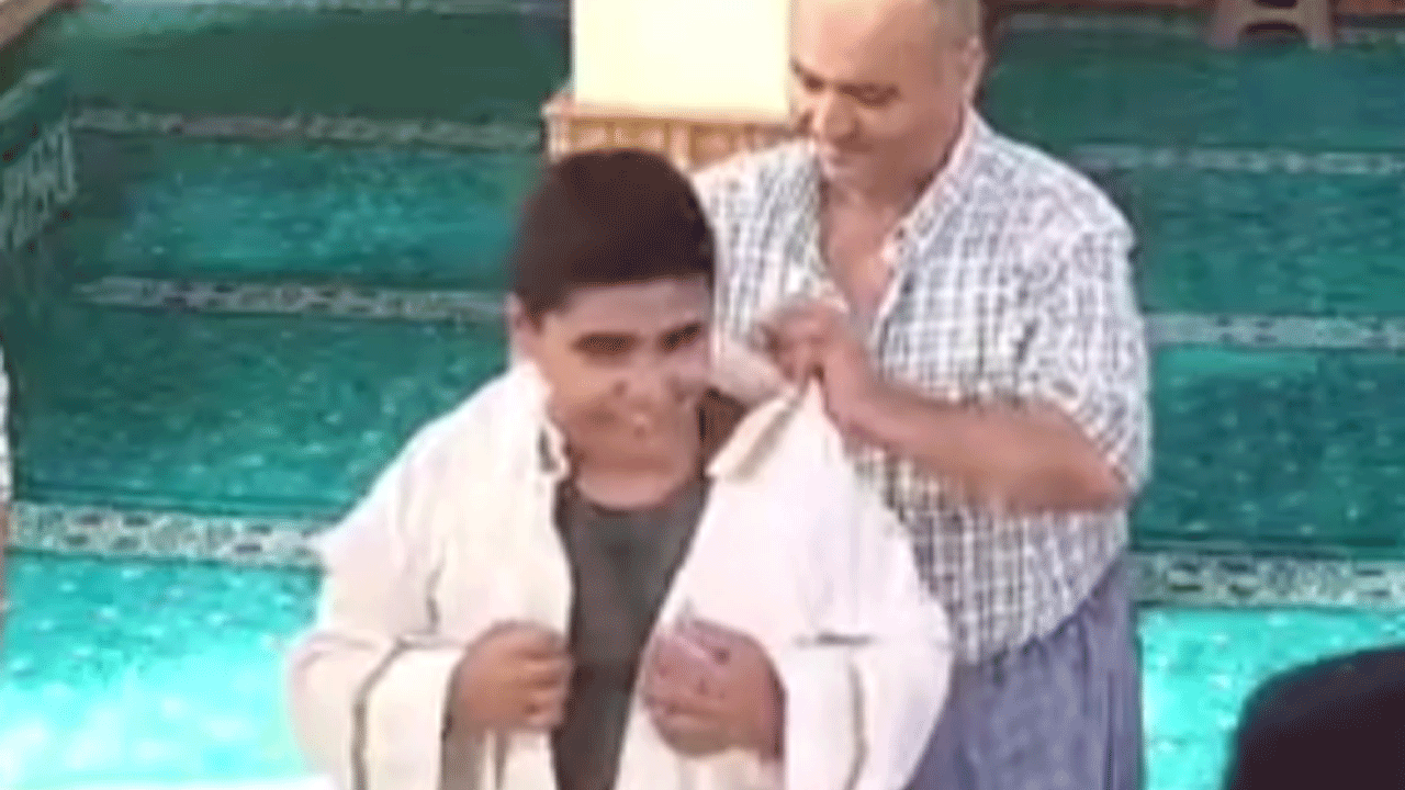 Namaz kılmaya gelen çocuğa imamdan anlamlı hareket!