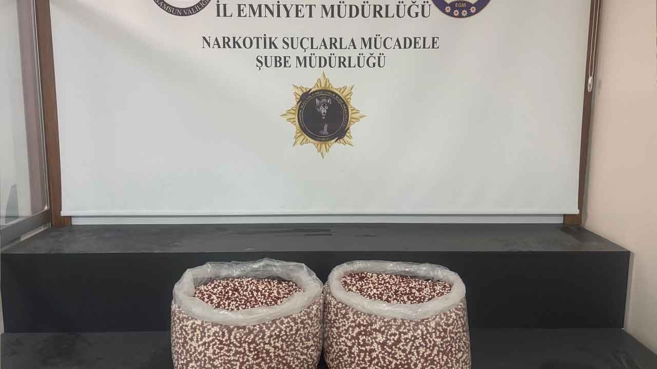 Narkotik polisinin durdurduğu şüpheli tırdan zehir fışkırdı! Yatak bölümüne gizlenmiş tam 129 bin 500 adet uyuşturucu hap ele geçirildi!