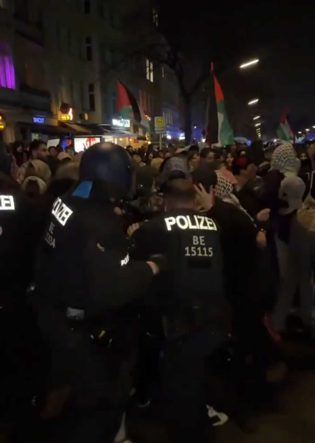 Nazi artığı Alman polisinden kadınlara vahşi saldırı! Soykırımcı genleri yine hortladı