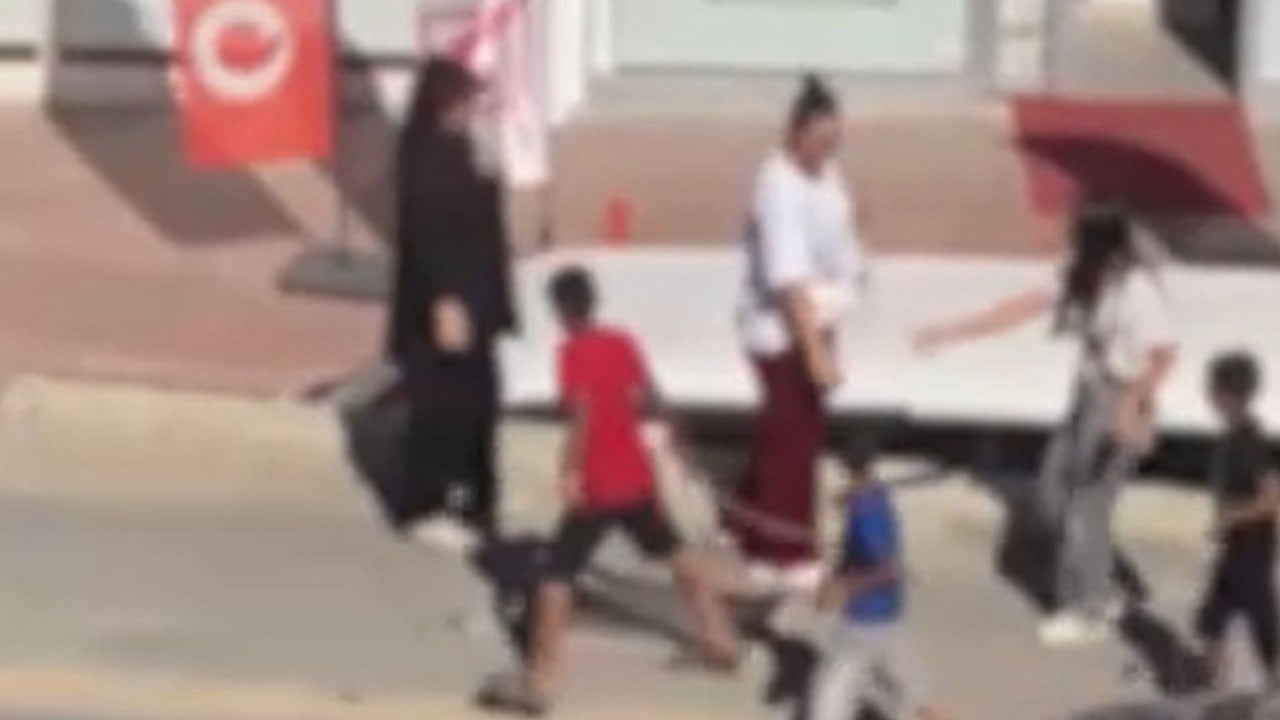 Ne oluyor bu çocuklara! Sopalarla sokak ortasında kovaladılar