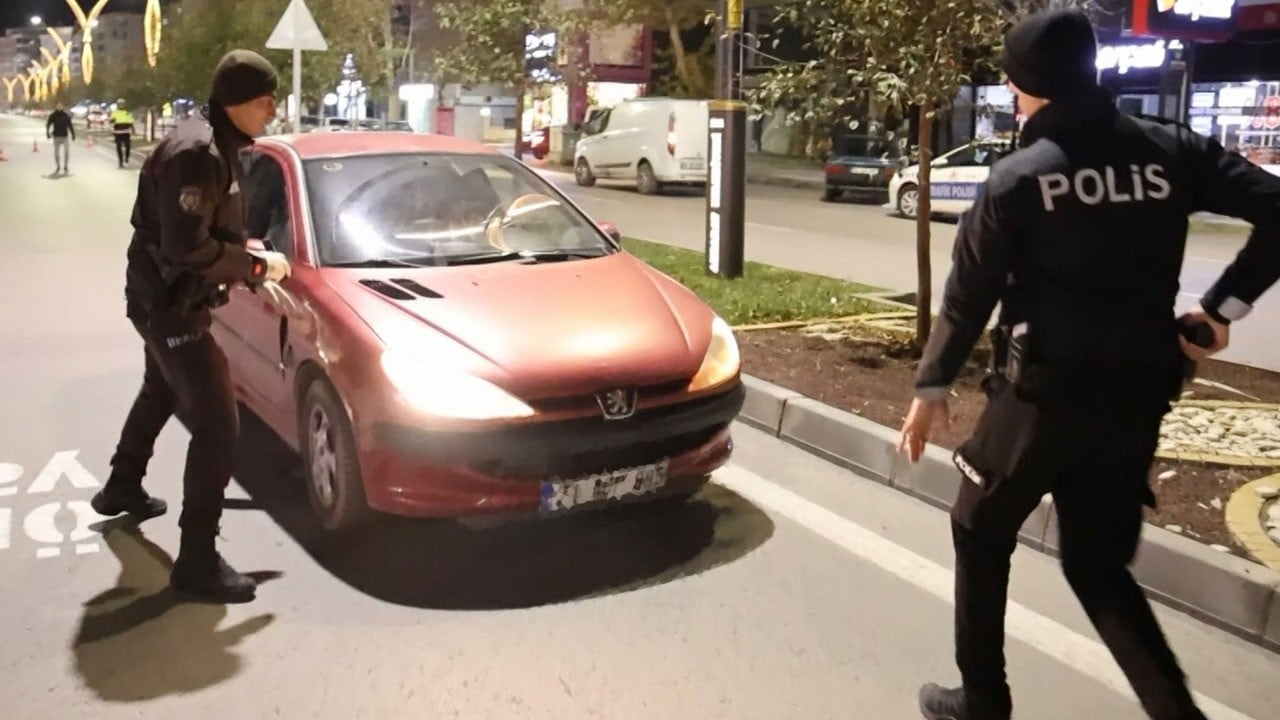 Nefes kesen anlar! Polis ve bekçi ‘etten duvar’ olup çocuk sürücüyü durdurdu