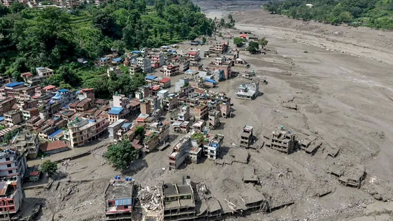 Nepal'deki felaketin yeni görüntüleri ortaya çıktı! Bir göl bir köyü böyle yuttu!