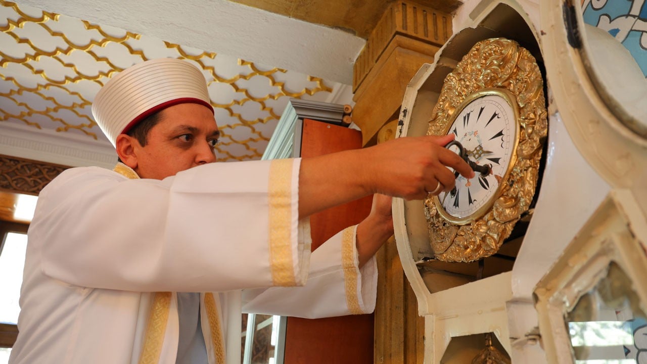 Neredeyse bir asırdır zamanı gösteriyor! 3 cami için yapılmıştı, geriye sadece 1 tane kaldı