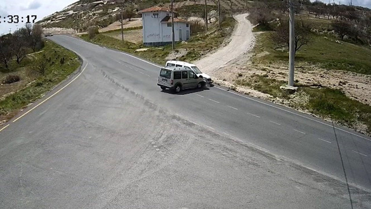 Nevşehir’de Ford tutulması yaşandı: Bomboş yılda zoru başarıp çarpıştılar