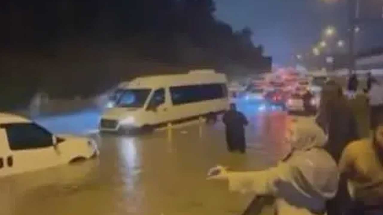 Nevzat Demir Tesisleri yolunda araçlar suya gömüldü