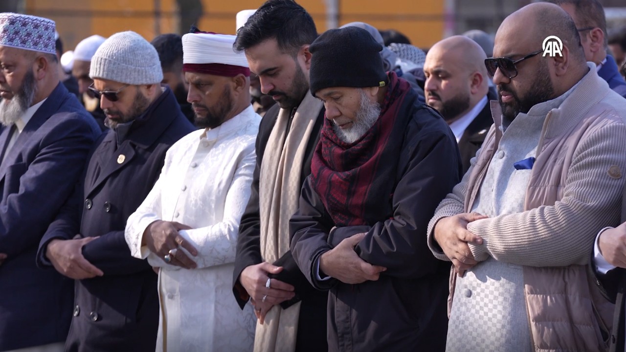 New York Belediye Başkanı Mamdani, görevde ilk bayram namazını kıldı