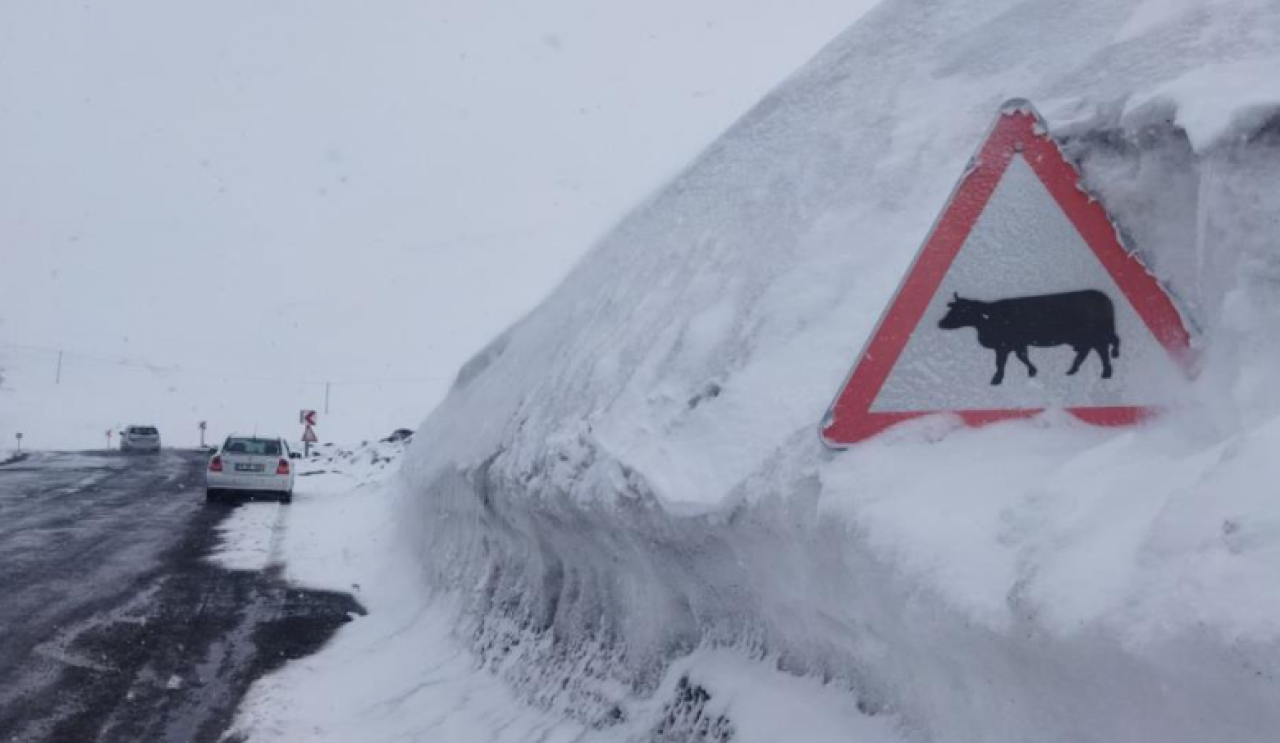 Nisan’da kış dehşeti: Ilgar Dağı’nda kar tabelaları yuttu