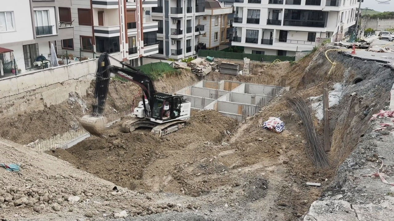O anlar kameraya yansıdı! Beylikdüzü’nde sokak çöktü