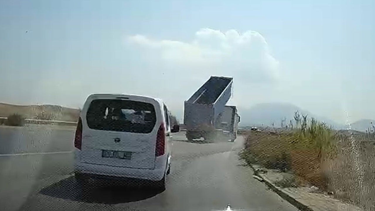 O anlar kameraya yansıdı! Dorseyi kapatmayı unuttu, EDS direğini devirdi