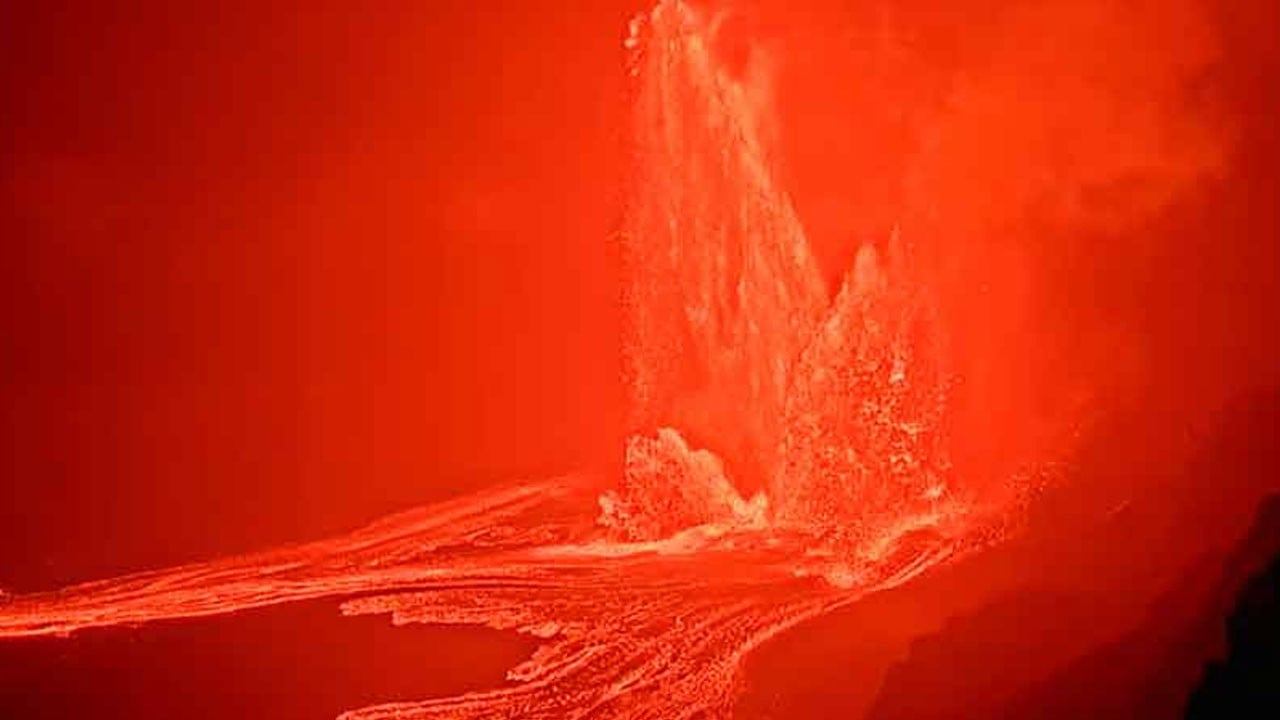 O yanardağ patladı! Lavlar 425 metreye ulaştı