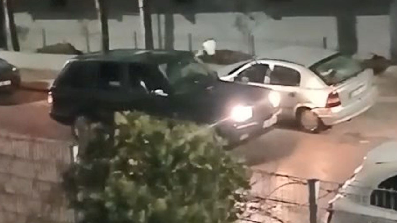 Öfkesini otomobilden çıkardı! Levye ile camları kırıp çiçek buketi fırlattı