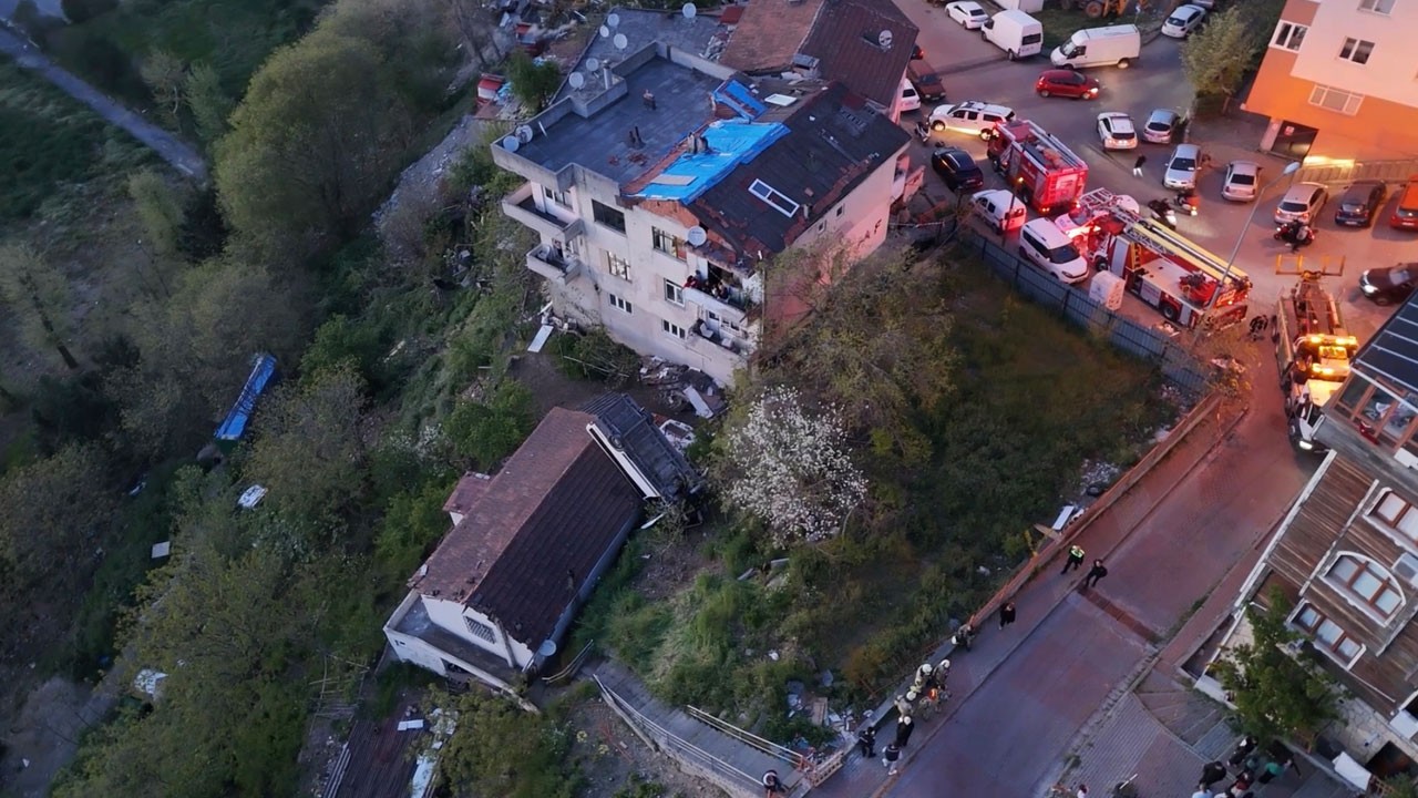 Öğrencileri bıraktıktan sonra kaza yaptı! Okul servisi takla atıp evin çatısına düştü
