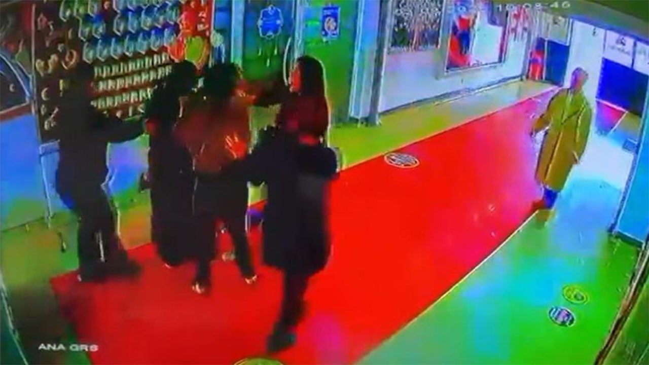 Okul koridorlarında velilerden saç saça baş başa kavga