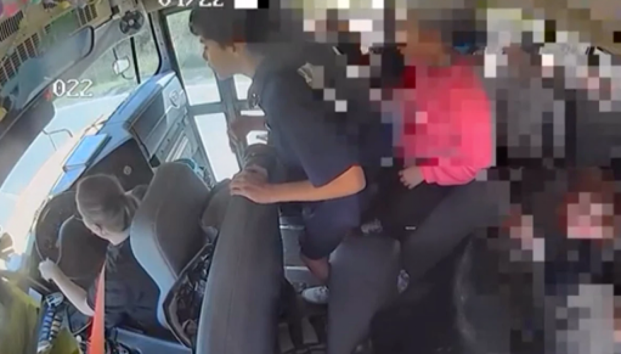 Okul otobüs şoförü bayılınca, öğrenciler direksiyona atladı: Faciayı önleyen o anlar sosyal medyayı salladı