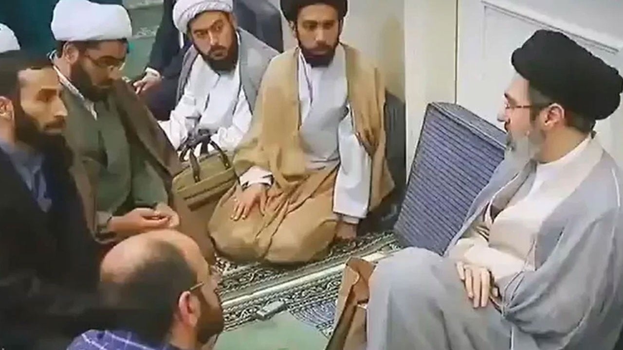 Öldü denilen Hamaney'in son görüntüsü yayınlandı