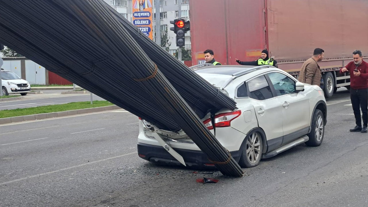 Ölümle burun buruna! İnşaat demirleri otomobilin içine saplandı