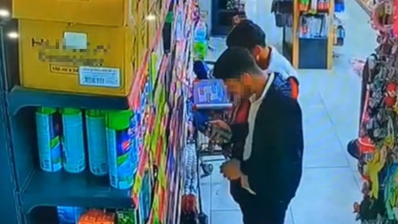 Önce hepsini kokladılar sonra beğendiklerini çaldılar