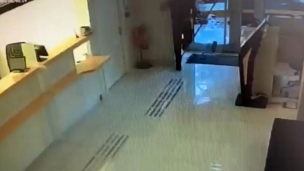 Önce telefoncuyu soydu, sonra bankaya girdi! Her yeri aradı ama eli boş çıktı